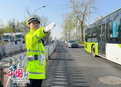 共同工做人员核验门票、指导